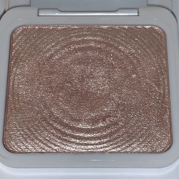 Model’s Own 01 Golden Sand / 02 Peach Pearl Sculpt & Glow Highlighter Powders - Picture 5 of 10